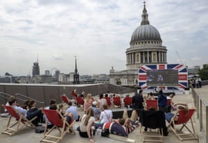 Tennis fans watching the match on a large screen on the roof of One New Change with a view of St Paul's Cathedral.