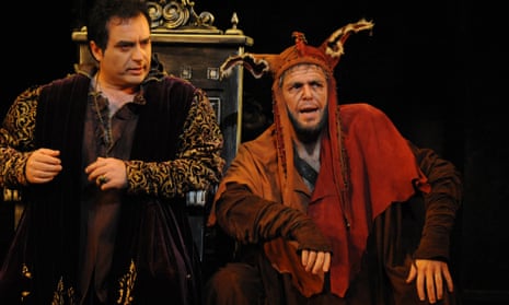 Gianluca Terranova as the Duke of Mantua and Giorgio Caoduro as Rigoletto.
