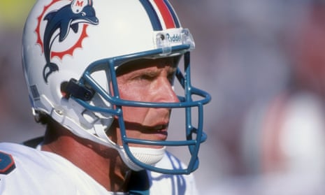 dan marino football helmet Autographed Miami Dolphins Mini catching details and the unique signature of Dan Marino Dan Marino Miami Dolphins
