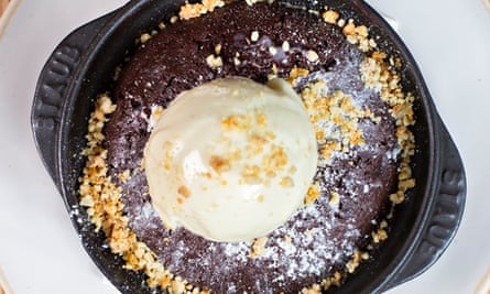 Marathon pudding with a scoop of ice cream in a round cast-iron dish