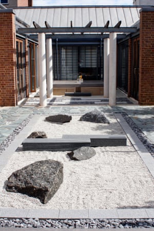 The School of Oriental and African Studies has a small Japanese inspired roof garden, designed by Peter Swift which opened in 2001