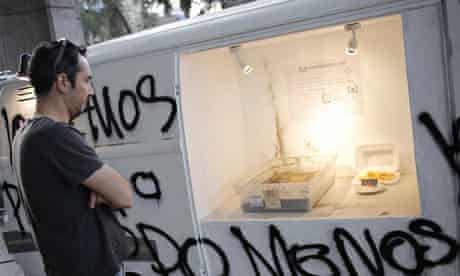 Chile artist burns studetn debt