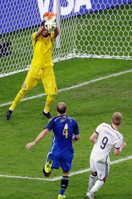 Sergio Romero saves from Andre Schurrle.