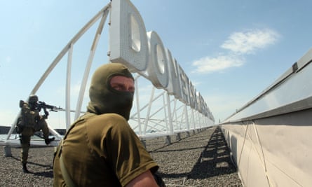 Pro-Russian militants on the roof of the international airport of the eastern Ukrainian city of Donetsk on 26 May, 2014.