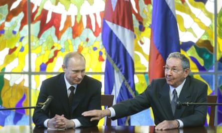 President of Russia Vladimir Putin (L) and Cuban President Raul Castro in the Revolution Palace, Havana