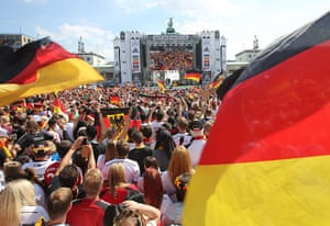 victory parade: Fans at Brandenburg Gate