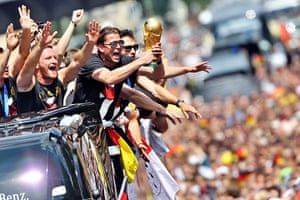 berlin victory parade: players show off trophy