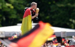 berlin victory parade: Bastian Schweinsteiger kisses the trophy