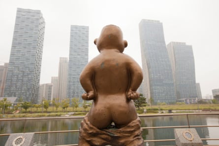 A bronze statue at the Central Park lake, Songdo.