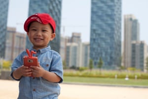 A child plays with a smartphone in Songdo’s Central Park.