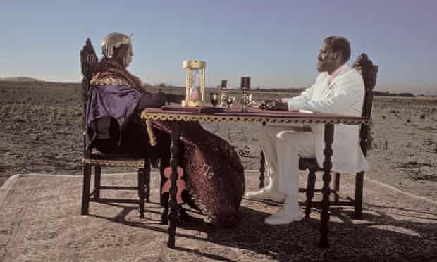 El fanático de la masonería y la egiptología Sun Ra juega a las cartas con el supervisor en la película de 1974 El espacio es el 