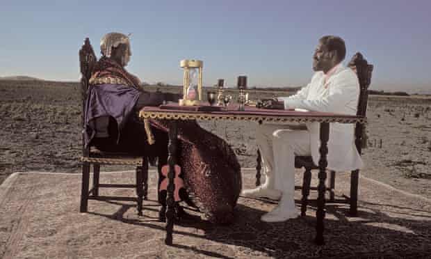 El fanático de la masonería y la egiptología Sun Ra juega a las cartas con el supervisor en la película de 1974 El espacio es el