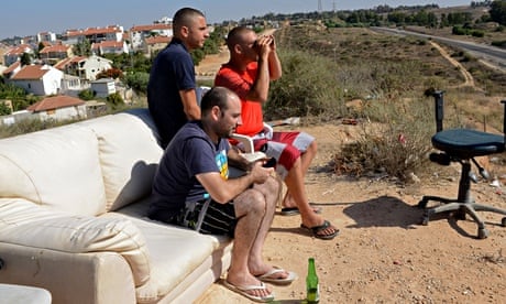 Israelis watch bombings of Gaza from Sderot hillside