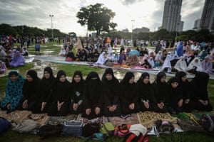 Manila, Philippines: Filipino Muslims pray during Eid al-Fitr celebrations at Manila's Rizal Park.