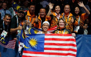 Squash TJ: Nicol David of Malaysia poses with fans after winning the womens singles