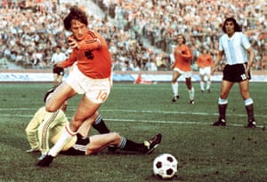 Best World Cup photos.: Dutch midfielder Johann Cruyff dribbles past Argen