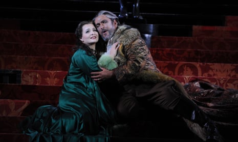 Lianna Haroutounian as Desdemona and Simon O'Neill as Otello. 