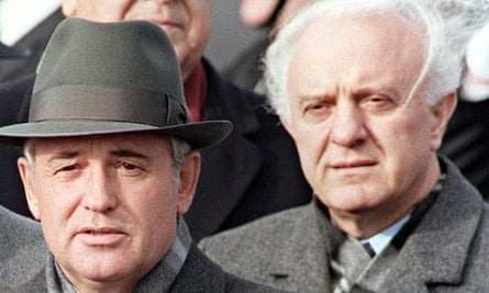 Shevardnadze, right, with Mikhail Gorbachev in 1986.