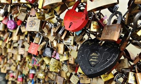Love without locks – selfies are the key to romance in Paris