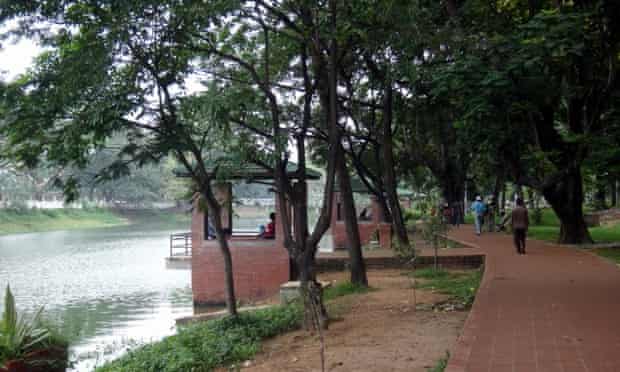 Sitting areas around Dhanmondi Lake, Dhaka