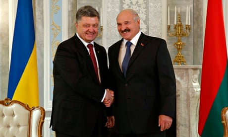 Alexander Lukashenko, (right) shakes hands with Petro Poroshenko