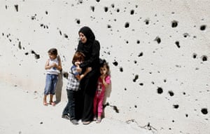 20 Photos: A woman and her children during the funeral of their relatives in Gaza