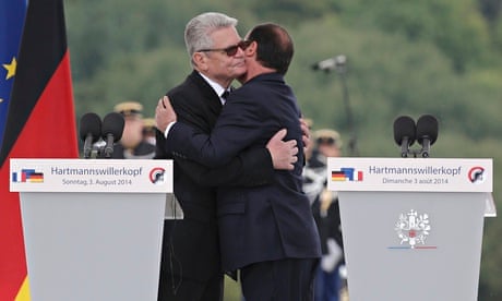 Joachim Gauck and François Hollande embrace