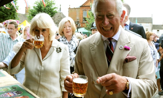 Prince Charles and Camilla enjoying an utepils