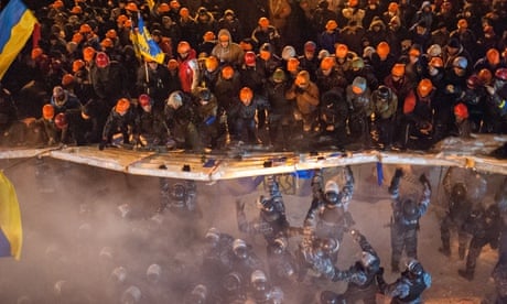 Riot police storm anti-government barricades in Kiev