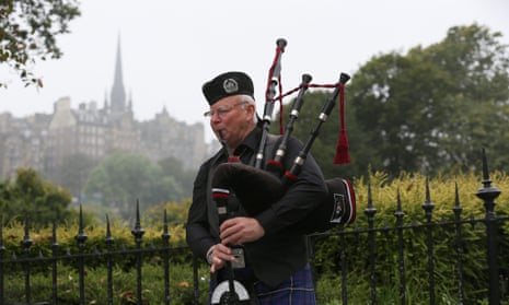 A piper busks in the centre of Edinburgh, Scotland September 12, 2014.The referendum on Scottish independence will take place on September 18, when Scotland will vote whether or not to end the 307-year-old union with the rest of the United Kingdom.