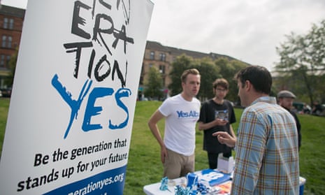 Scottish yes campaigners hand out material 