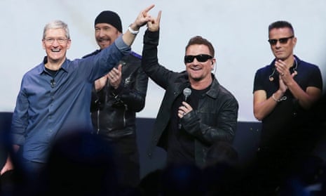 U2 and Apple CEO Tim Cook accidentally point in the same direction at the exact same time.