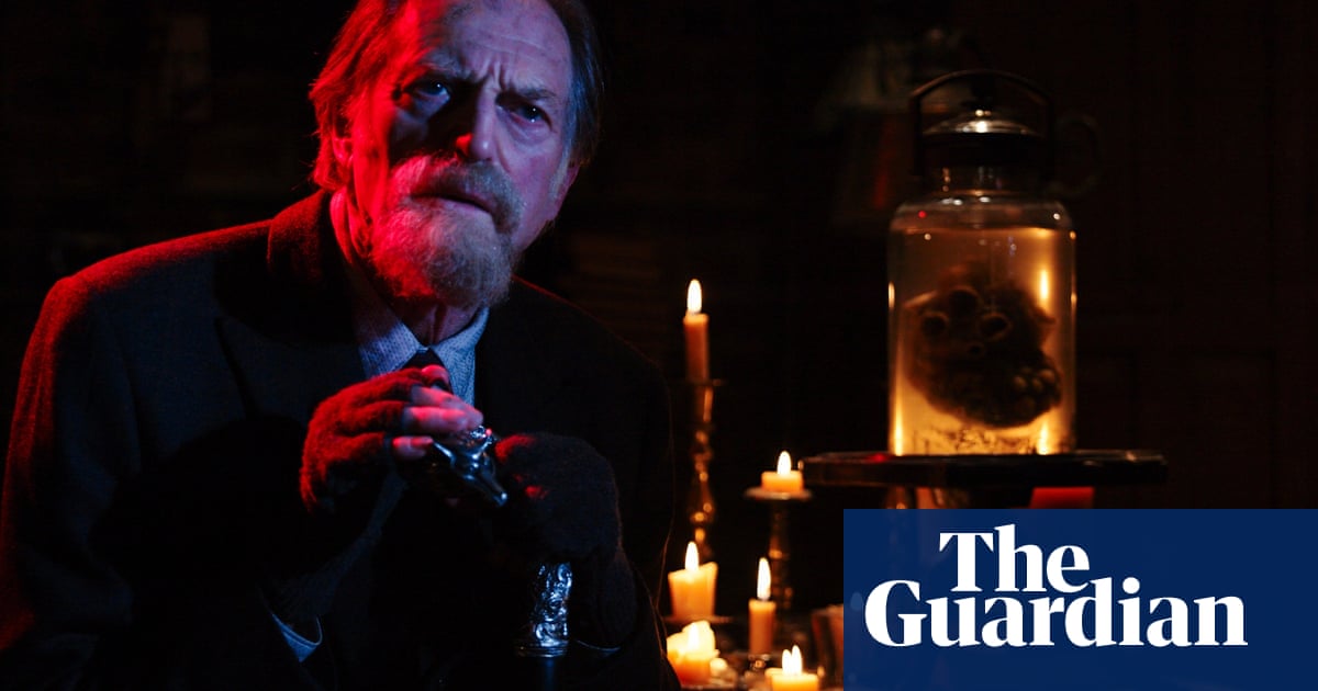 Gory Tale Of New York Is Guillermo Del Toro S The Strain Worth