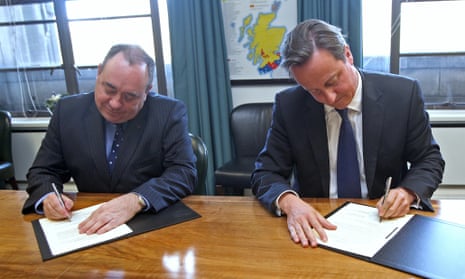 Britain's prime minister, David Cameron, right, and Scotland's first minister, Alex Salmond, sign the referendum agreement on 15 October, 2012.