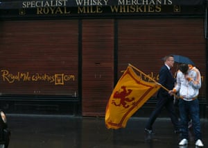 A man on his way to work this morning on the Royal Mile in Edinburgh passes an independence supporter