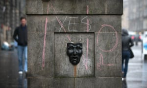 A plinth has Yes and No chalked on the side in central Edinburgh