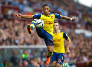 Arsenal's Alex Oxlade-Chamberlain controls the ball.