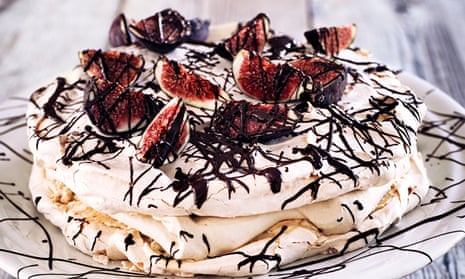 Jens Jorgen Thorsen meringue topped with figs and chocolate