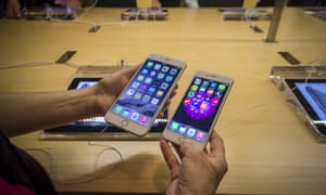 Bending Iphone 6 Apple Claims Only Nine Customers Have Complained Technology The Guardian