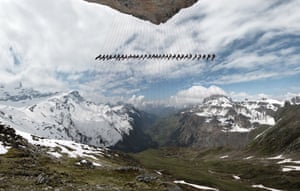 Klausen Pass in the Swiss Alps. The athletes climbed 30 metres of vertically hanging ropes until everybody had come to a stop in a horizontal line. Only after nearly two hours, when the last participant was in position, did the photographer R bi B sch snap the shot and thereby relieve the Mammut climbers.