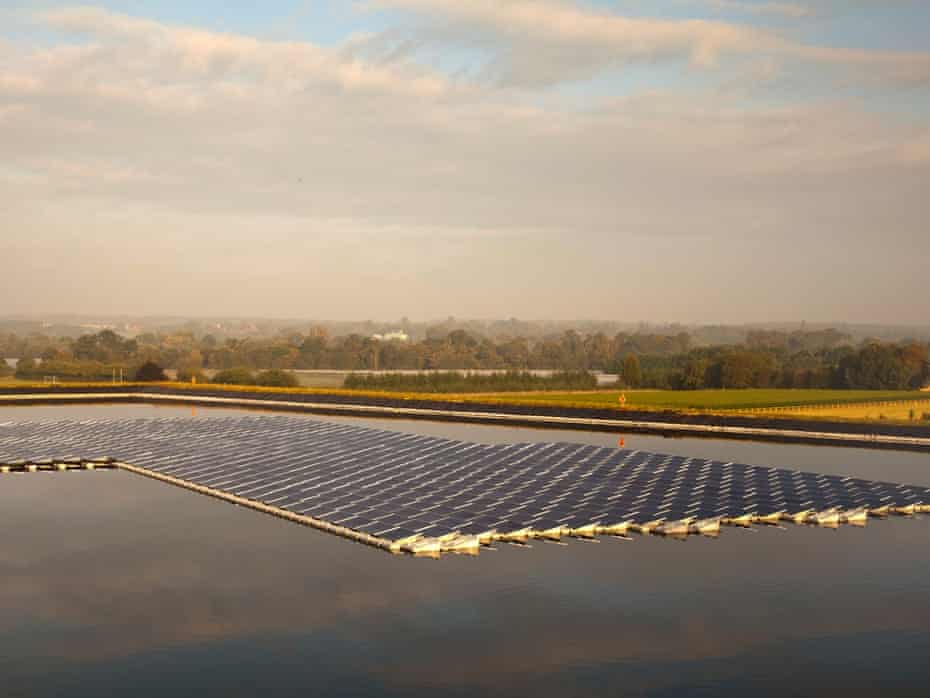 A floating solar power farm in Sheeplands Farm, Berkshire