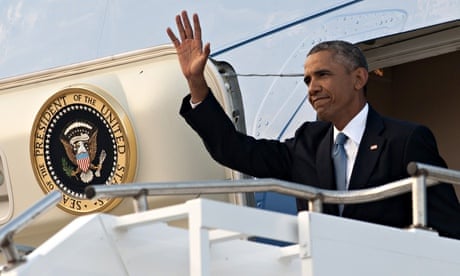 Barack Obama disembark Air Force One