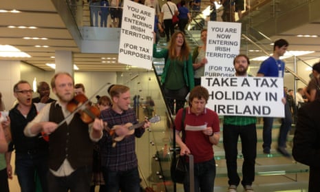 Tax avoidance flashmob protesters in the Apple Store