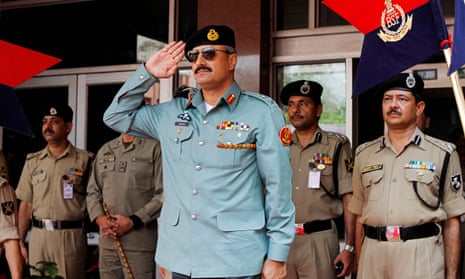 Gen Rizwan Akhtar with India's border force. He has urged Pakistan to 'aggressively pursue rapproche