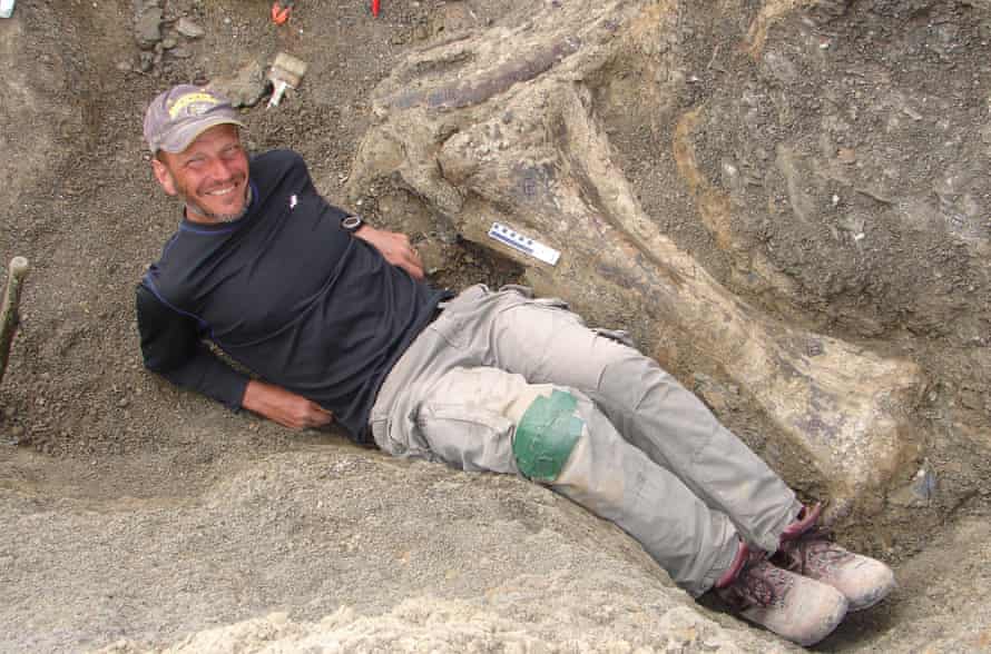 Kenneth Lacovara with the right tibia of dreadnoughtus schrani