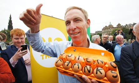 After being pelted with eggs, the MP Jim Murphy MP showed off a dozen eggs emblazoned with "vote no thanks" at a rally in Edinburgh.