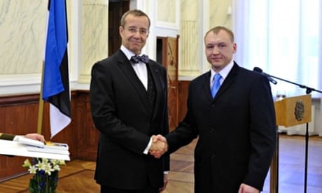 Eston Kohver (r),  receives a decoration from Estonia's President Toomas Hendrik, in 2010.