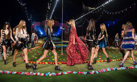 Tommy Hilfiger lends modern touch to 60s vibe at New York fashion