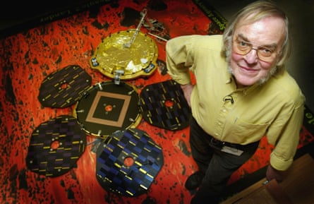 Planet scientist Colin Pillinger with a model of Beagle 2 in 2003.