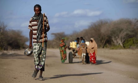 Somalis fleeing war and famine in 2011 to seek refuge in Dadaab.